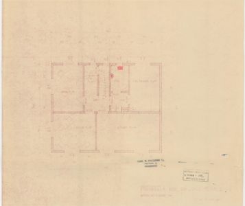 Etasjeplan (1. etasje) for en bygning på Kjøsterudveien 4, med romfordeling, dører og vinduer.