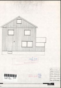 Fasadetegning av en bygning sett fra fronten, med vinduer, dør og takform tydelig vist.