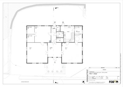 Etasjeplan (Plan 1. etasje) som viser romfordeling, dører, trapp og tekniske rom.