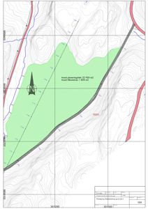 Situasjonsplan som viser et grønt markert areal med høydekurver, veier og koordinater.