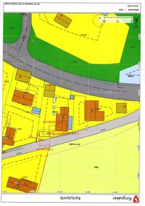 Situasjonsplan (kartutsnitt) som viser tomtens beliggenhet i forhold til nabolag, veier og høydemål.