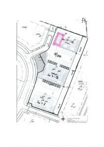 Situasjonsplan som viser tomtens grenser, nabotomter, veier og bygningers plassering med arealnummer.