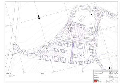 Situasjonsplan som viser tomtens form, konturer (høydekurver), vegforløp og plassering av bygninger.