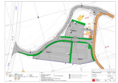 Situasjonsplan som viser tomt, veier (Fv 17), parkeringsarealer og bygninger.