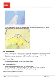 Bildet viser en situasjonsplan eller et kart som illustrerer eiendommen, omgivelsene (bekk, elv) og byggegrenser for et tiltak.