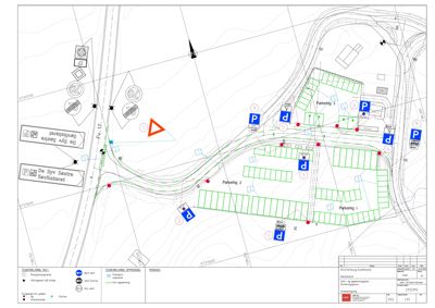 Situasjonsplan som viser tomtens form, omgivende infrastruktur (veier), plassering av parkeringsområder og terrengforhold.