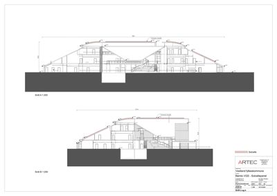 Snittegning av en bygning med to etasjer, som viser innvendig oppbygning, takkonstruksjon og høyder.