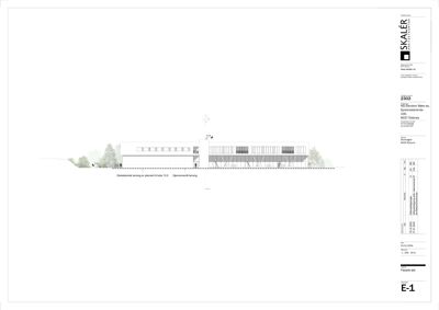 Fasadetegning (opprikk) som viser bygningens utseende sett fra siden, inkludert eksisterende terreng og planert terreng.