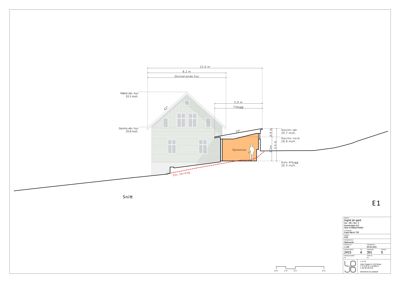 Snittegning som viser tverrsnitt gjennom en eksisterende bygning og en planlagt tilbygg, med høydemål og nivåangivelser.