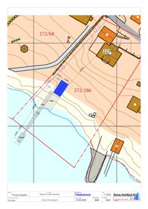 Situasjonsplan som viser tomtens form, grenser (372/68 og 372/286), topografi, eksisterende bygninger, og plassering av en ny planlagt bygning (blå firkant) med tilhørende brygge og molo.