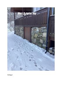 Fotografi av en steinmur og en garasjeport under en terrasse, med snø på bakken og teksten 'Mur 1.5 meter høy' over.