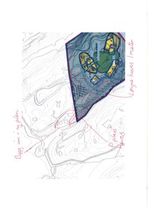 Situasjonsplan med topografiske kurver, bygningsplasseringer og håndskrevne notater om høydeheving.