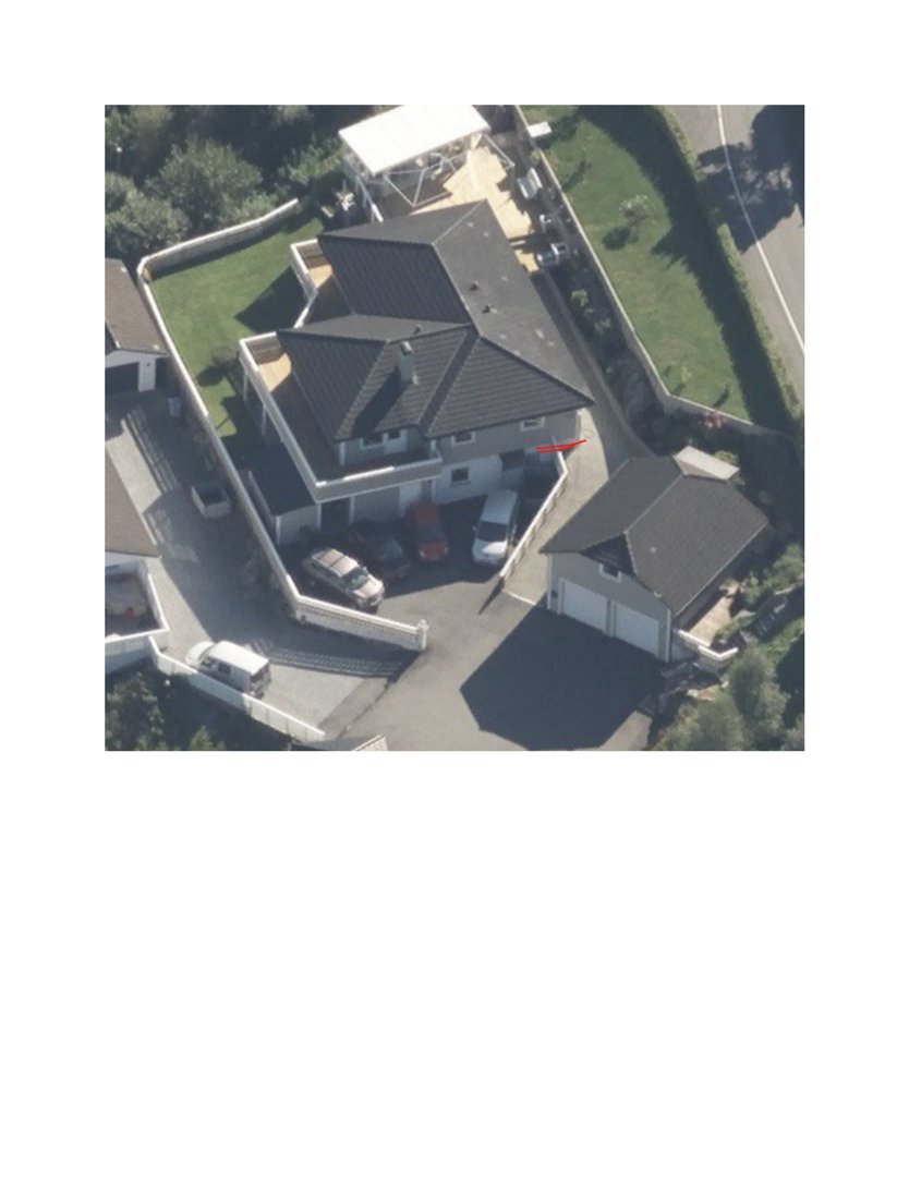 Luftfoto av en tomt med en hovedbolig, en garasje og en tilhørende bygning (kanskje uthus eller garasje).