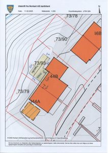 Situasjonsplan (tomtekart) som viser eiendomsnummer, bygningers plassering og grenser.