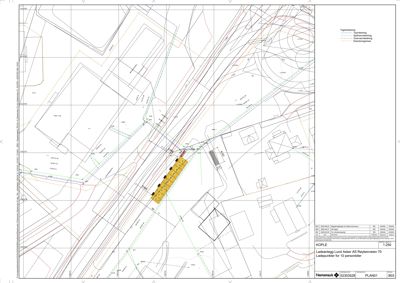 Situasjonsplan som viser tomt, nabobebyggelse, regulering og infrastruktur (veier, rørganger).