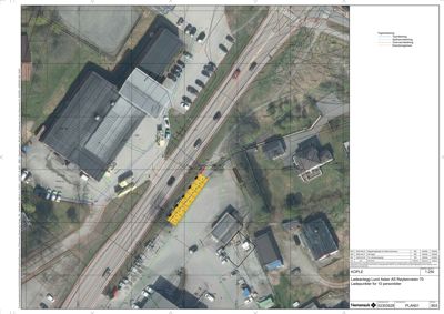 Flyfoto eller ortofoto med overlagte tegninger som viser eiendomsgrenser, veier og naboeiendommer.