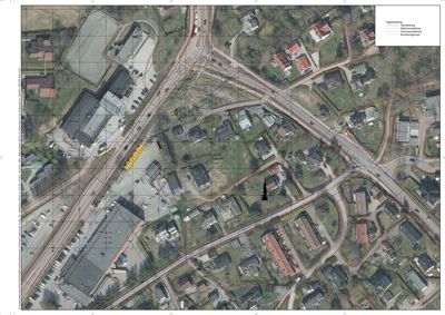 Situasjonsplan med flyfoto som grunnlag, som viser tomtens plassering i forhold til nabolag, veier og eksisterende bygninger.