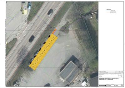 Satellittbilde (flyfoto) av et ladepunkt med overlagte reguleringstegninger og dimensjoner.