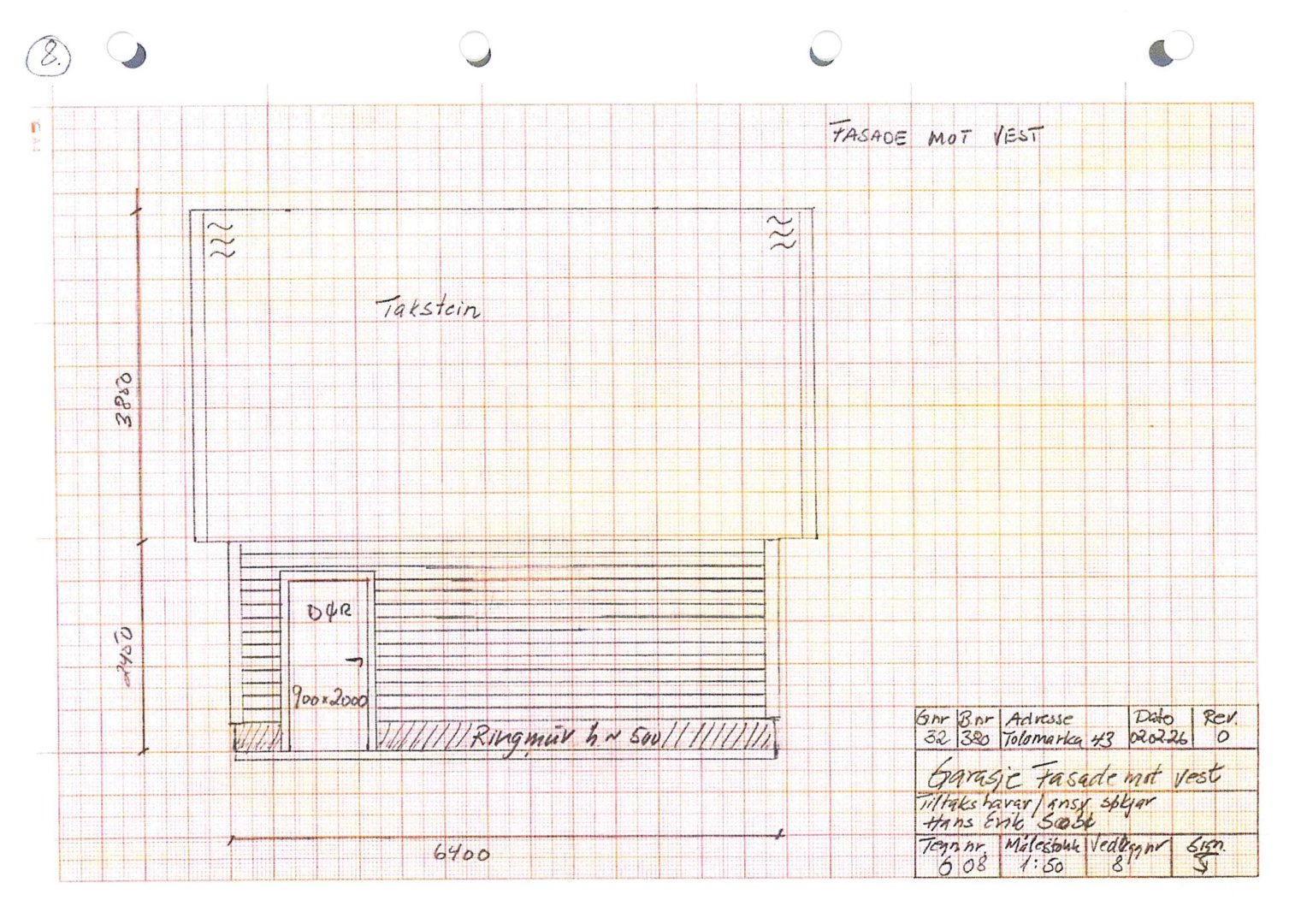 En håndtegnet fasadetegning av en garasje mot vest, med mål og materialbeskrivelser (takstein, ringmur).