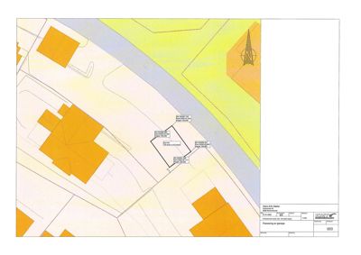 Situasjonsplan som viser tomtens plassering i forhold til nabolag, vei og vannveier.