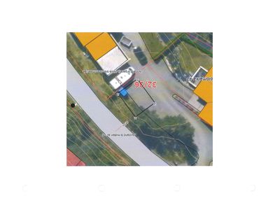 Flyfoto eller satellittbilde av et område med overlagte tegninger som viser eiendomsgrenser (røde linjer), bygningers plassering, og tekstmerking av tomtenummer (32/36) og avstander.