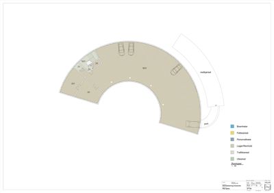 Etasjeplan eller situasjonsplan som viser en halvsirkulær bygning med parkeringsplasser, inngangsport og nødkjersel.
