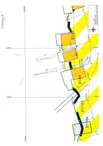 Situasjonsplan som viser tomtens plassering i forhold til nabotomter, vegger og eiendomsnummer.