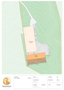Situasjonsplan som viser tomtens form, topografi (konturlinjer), plassering av eksisterende og planlagt ridehall, samt tilknyttede veier og arealer.