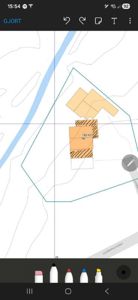 Situasjonsplan som viser tomtens grenser (grønn linje), eksisterende eller planlagte bygninger (gule felter), vannløp (blå linje) og veg (grå linje).