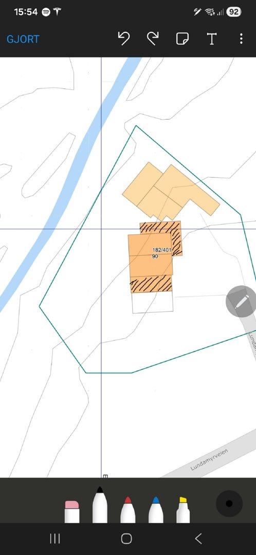 Situasjonsplan som viser tomtens grenser (grønn linje), eksisterende eller planlagte bygninger (gule felter), vannløp (blå linje) og veg (grå linje).