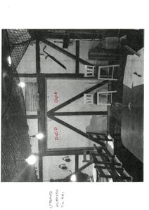 Fotografi av en inngangsparti med dører og rammer