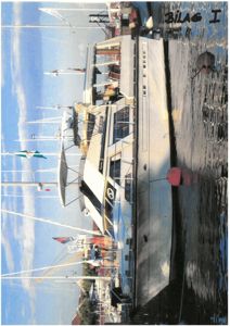 Fotografi av en hvit båt (kanskje en lystbåt eller yacht) som er festet i en kai eller havn. I bakgrunnen ser man andre båter, mastene til seilbåter og en gaffelkran.