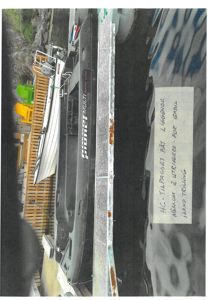 Fotografi av en båt (Pioneer) som ligger på land, med en håndskrevet lapp som viser at båten er tilpasset for stabilisering.