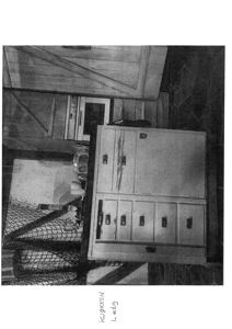 Sort-hvitt fotografi av kjøkkeninnredning med skap og benkeplate.