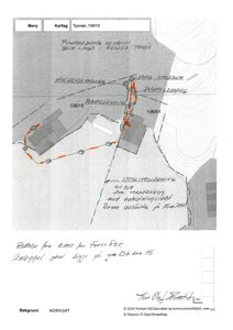 Kart over et område med to bygninger (136/15 og 136/51), der det er tegnet inn ruter for pumpeledninger og utslippsledninger. Kartet viser også topografi (konturlinjer) og er basert på NORKART.