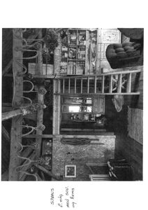 Sort-hvitt fotografi av et innvendig rom (2. etg) med møbler, trapper og dekorasjoner.