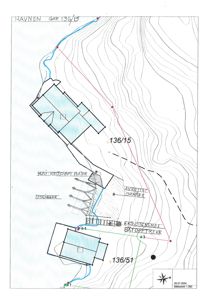 Situasjonsplan som viser tomtens topografi (høydekurver), eksisterende bygninger, planlagt utvidelse, kai-utstyr og avgrensninger.
