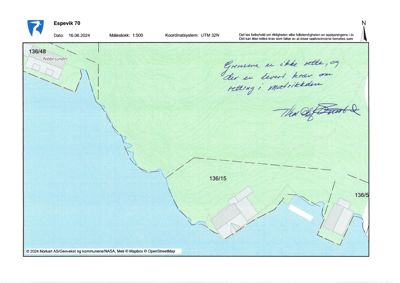 Situasjonsplan for tomt 136/15 i Espevik 70, med naboarealer, vannkantar og grenseopplysninger.