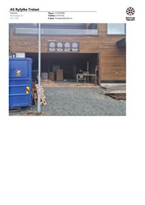 Fotografi av en bygning under oppføring eller renovering, med AS Ryfylke Trelast-logo på fasaden.
