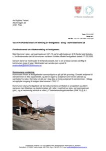 Fotografi av en bygning under oppføring eller ferdigstilt, med grusvei og gjerde i forgrunnen.