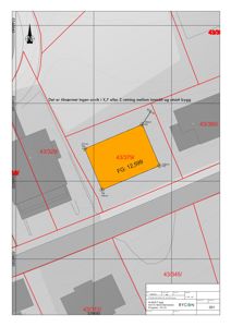 Situasjonsplan som viser eiendomsnummer, grenser, naboeiendommer og bygningers plassering i forhold til tomme.