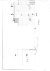 Fasadetegning av en bygning med mål og håndskrevne notater.