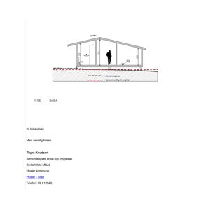 Snittegning (Snitt A) som viser bygningens høyder, takform og forhold til terreng.