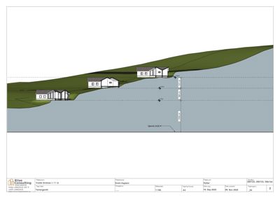 Tegning som viser et tverrsnitt gjennom et terreng med flere hytter plassert i en skråning. Tegningen inkluderer høydemål og referanser til et punktmerke (Sporø).