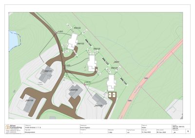 Situasjonsplan som viser tomtens beliggenhet, topografi, veioppsett og plassering av flere bygninger med tilhørende høydemål.