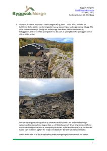 To fotografier som viser et bygg på en fjellrygg, omgitt av stein og terreng. Bildene illustrerer den fysiske plasseringen og terrenget rundt bygget.