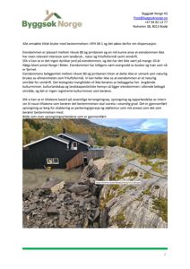 Fotografi av en bygning (hus) på en steinete tomt med sprengningsarbeider i gang. Bildet illustrerer et reelt sted og en pågående eller ferdigstilt tiltak.