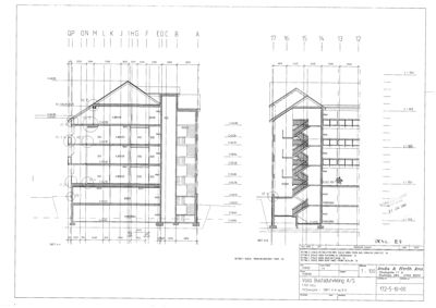 Snittegning som viser tverrsnittet av en bygning med detaljer om konstruksjon, trapper og høyder.