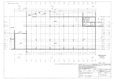 Plantegning som viser romfordeling, dimensjoner og plassering av parkeringsplasser for et bygg.