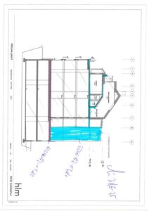 Snittegning som viser tverrsnitt gjennom bygningen, inkludert konstruksjon, høyder og romfordeling.